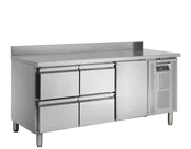 Šaldomas stalas su 6-iais stalčiais ir durelėmis.